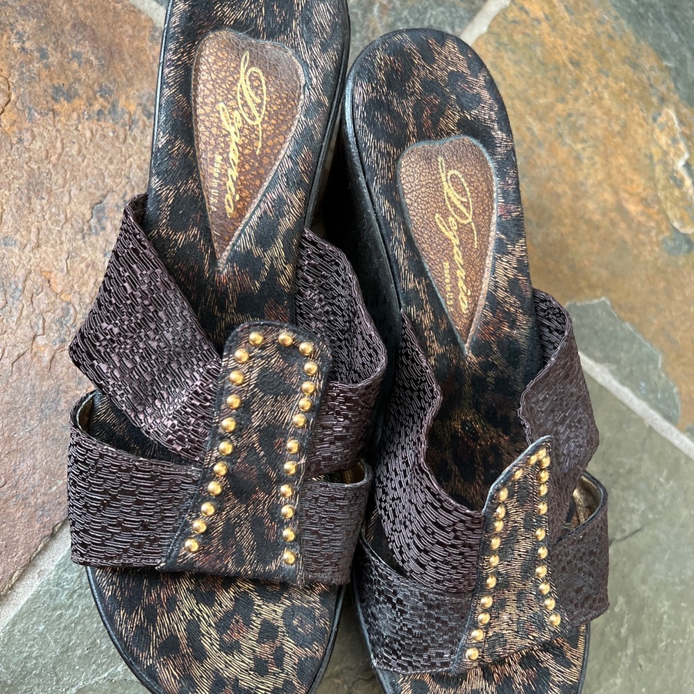Size 8 Degario wedge sandals.